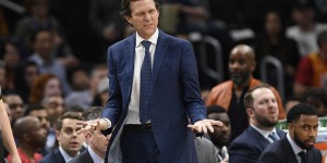 【大发扑克】教练管用了吗？斯奈德：听他们的 就管了一两下