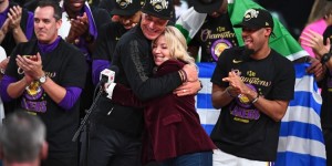 【大发扑克】珍妮-巴斯：除魔术师与科比传记片外 还将发布九集湖人纪录片