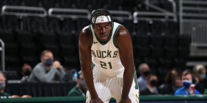 【大发扑克】本赛季字母哥缺阵时 霍勒迪场均25.3分6.0板9.7助&雄鹿3胜0负