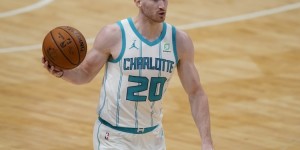 【大发扑克】黄蜂官方：海沃德因右脚扭伤至少缺席4周