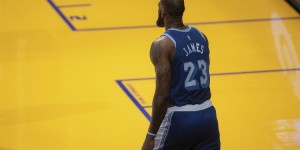 【大发扑克】名记：詹姆斯最快下周回归 AD出场时间将逐渐增加