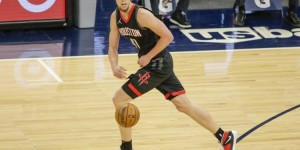 【大发扑克】攻防一体！奥利尼克全场10分18板 篮板创生涯新高