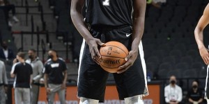 【大发扑克】马刺官方：新援吉昂右肩拉伤 本场比赛不会回归