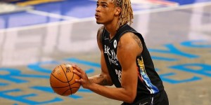 【大发扑克】欧文：希望克拉克斯顿能成为冠军中锋 见证年轻人成长非常开心