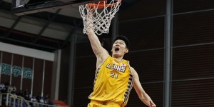 【大发扑克】胡金秋21投12中空砍29分18板 篮板创个人赛季新高