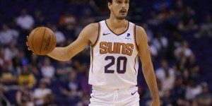 【大发扑克】萨里奇336场比赛命中500记三分&至少2000篮板 史上第三快