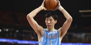 【大发扑克】媒体人：阿的江没要求新疆引进儿子 周琦已基本不参与球队活动