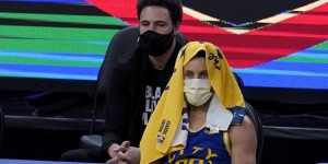 【大发扑克】勇士GM：球队今夏不会交易怀斯曼 克莱归期未定