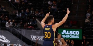 【大发扑克】生涯至今库里已4次单赛季300+三分 历史其他球员中仅哈登有过1次