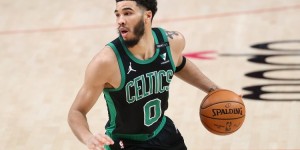 【大发扑克】史蒂文斯：塔图姆很想再次上场打球 但他的眼睛很难适应球场灯光