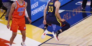 【大发扑克】准时上班！库里第三节10投6中砍下17分