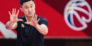 【大发扑克】杜锋曾向CBA提出比赛时拿掉麦克风 但因涉及转播需求未能成行
