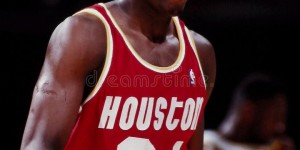 【大发扑克】火箭官方：名宿奥拉朱旺将代表球队参加乐透抽签