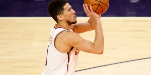 【大发扑克】布克成为NBA历史第八位在西决砍三双球员 比肩詹邓库等球星