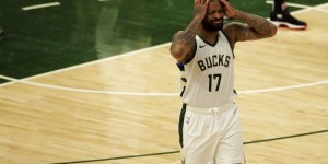 【大发扑克】全身心防守！塔克3中0只得1篮板2助攻 正负值+10全场最高