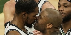 【大发扑克】亲一个！表情包系列之杜兰特与塔克的“亲密接触”?