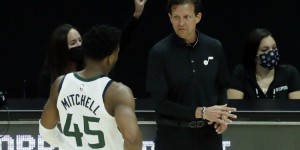 【大发扑克】斯奈德：下半场没有达到预期水平 会继续对米切尔伤势进行评估