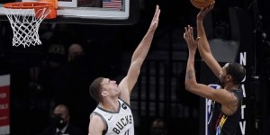 【大发扑克】杨毅：你们看不出来杜兰特累了吗 非得剩5分钟才换人？