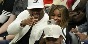 【大发扑克】大牌观众！海鹰四分卫威尔逊携妻子观战雄鹿VS老鹰G2