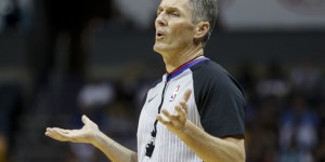 【大发扑克】冤家啊！福斯特执裁 保罗在季后赛已0胜12负