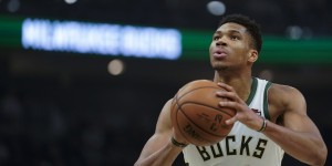 【大发扑克】字母哥：快乐源于从每件事中找到乐趣 例如观众为我罚球倒数