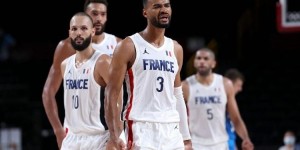 【大发扑克】卢瓦乌全场贡献15分5板2断+致命三分球！