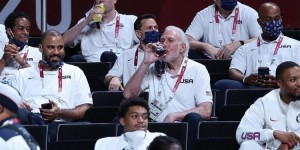 【大发扑克】会过日子！波波今日边喝红酒边观战奥运男篮铜牌战