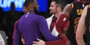 【大发扑克】乐福发推：爱我的兄弟们@詹姆斯@TT@JR@弗莱@杰弗森