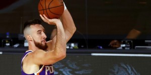 【大发扑克】太阳记者：卡明斯基与球队签下的合同为1年210万