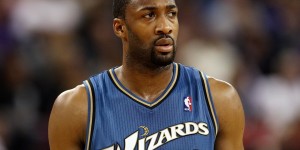 【大发扑克】麦基谈持枪门：当时还觉得阿里纳斯的枪好看 不知道影响会这么大