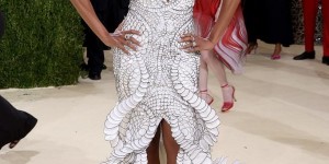 【大发扑克】图集-体坛巨星齐聚“时尚界奥斯卡” 威少库里出席、詹娜造型抢眼