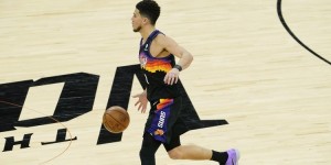 【大发扑克】状态低迷！布克15投仅3中贡献12分4板4助1断 正负值-24