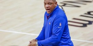 【大发扑克】老里：恩比德及T-哈里斯人都在以身作则 对其他人有很好的影响