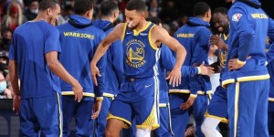 【大发扑克】还得是你啊！库里首节10中5砍下12分2助2断