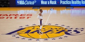 【大发扑克】相当辣眼睛！威少三节12中3拿8分5助 失误9个