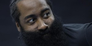 【大发扑克】囧了?哈登连续胯下运球 直接把球运给对手