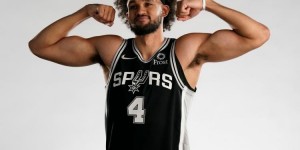 【大发扑克】发挥不错！马刺后卫怀特14中8砍下20分4篮板6助攻