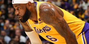 【大发扑克】巴克利打趣詹姆斯：他得拿地表最大发带遮发际线