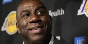 【大发扑克】魔术师谈浓眉火花争执：我在湖人42年 从没见过这样的事 唉…