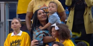 【大发扑克】?老爹库里拿到西决MVP 小儿子卡农在妈妈怀里一脸懵逼