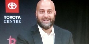 【大发扑克】随队记者：火箭目前的计划是留下17号签 但也可能会打包交易