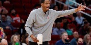 【大发扑克】看季后赛学到啥？塞拉斯：防守 目前4队防守都很出色值得队员学习