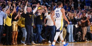 【大发扑克】库里生涯至今50场季后赛至少投进5记三分 NBA历史第一！