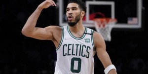 【大发扑克】塔图姆谈自己的膝盖问题：我没事 我很好