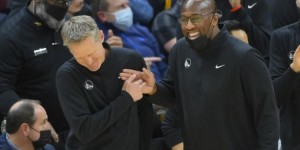 【大发扑克】随队记者：科尔已经解除健康安全协议 回归勇士队