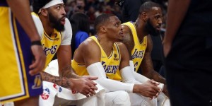 【大发扑克】湖记：理想的教练和更好的角色球员可以缓解威少与詹眉间的尴尬