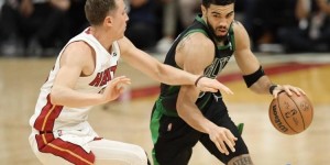 【大发扑克】全能前锋！塔图姆带伤出战44分钟 砍下22分12篮板9助攻