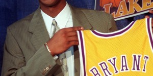 【大发体育】26年前的今天：湖人用迪瓦茨换来13顺位新秀科比-布莱恩特