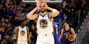 【大发体育】克莱打趣撞倒女球迷：我的垂直起跳高度不像以前了 所以被绊倒了