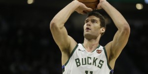 【大发体育】能攻善守！大洛佩斯12中8拿下21分6板1断2帽 正负值+16笑傲全场